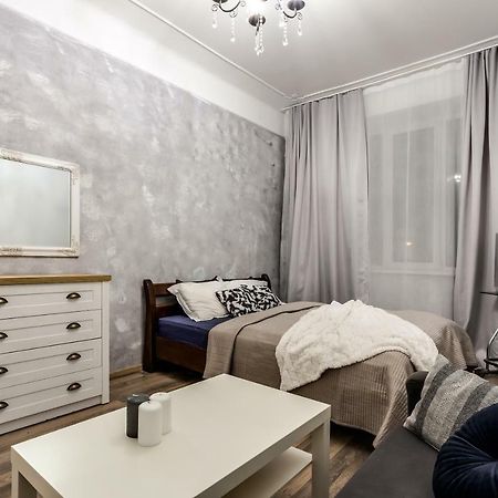 Apartment On Sharanevycha ลวีฟ ภายนอก รูปภาพ