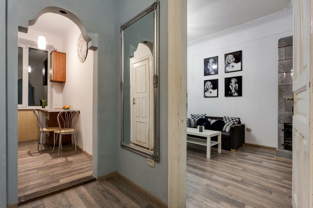 Apartment On Sharanevycha ลวีฟ ภายนอก รูปภาพ