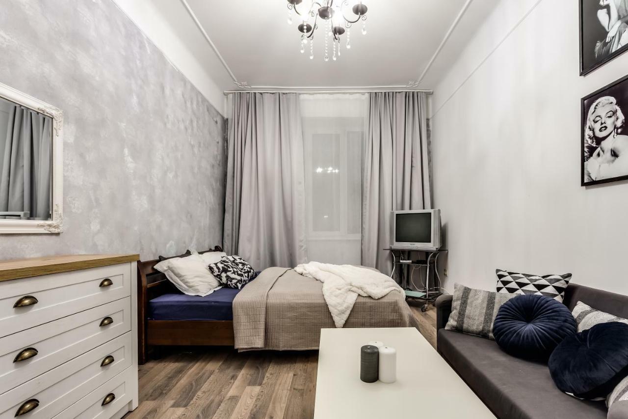 Apartment On Sharanevycha ลวีฟ ภายนอก รูปภาพ