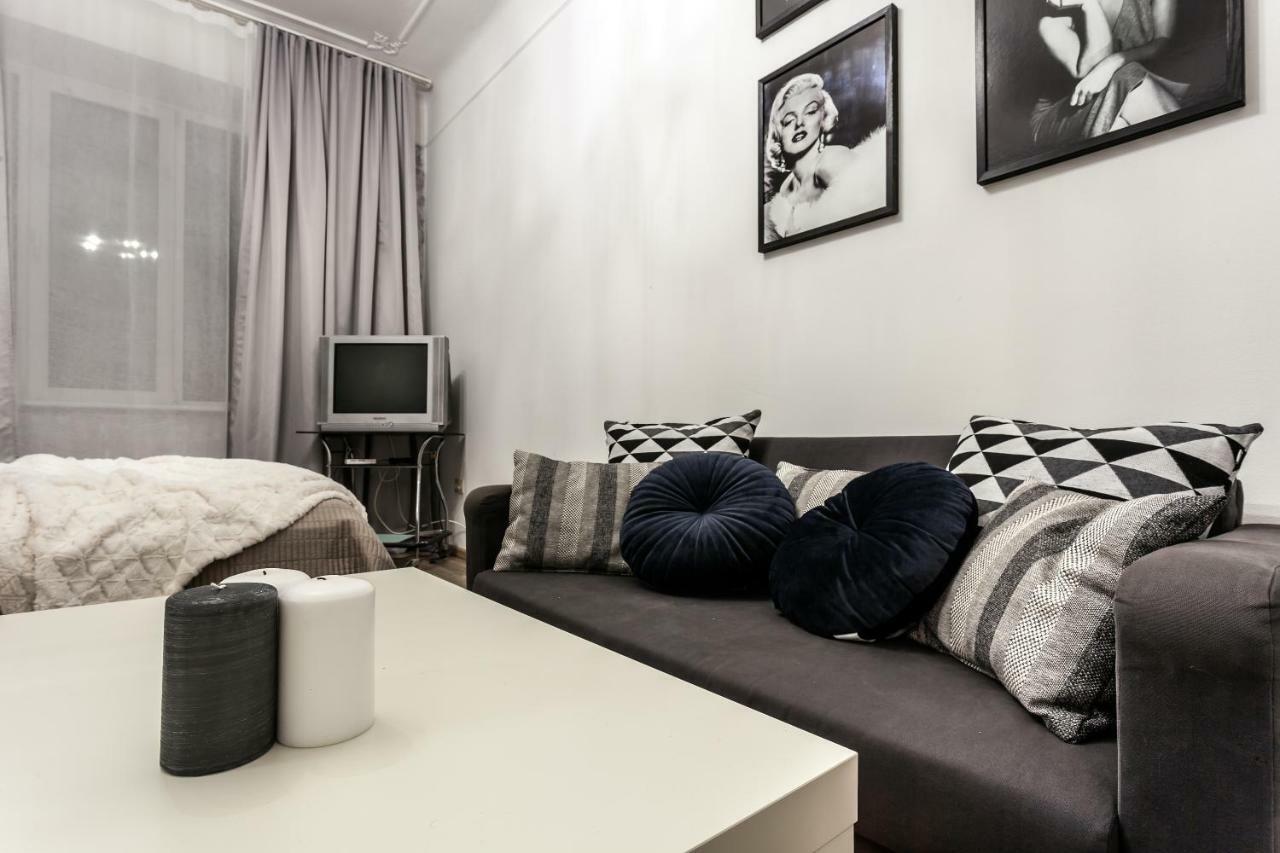 Apartment On Sharanevycha ลวีฟ ภายนอก รูปภาพ