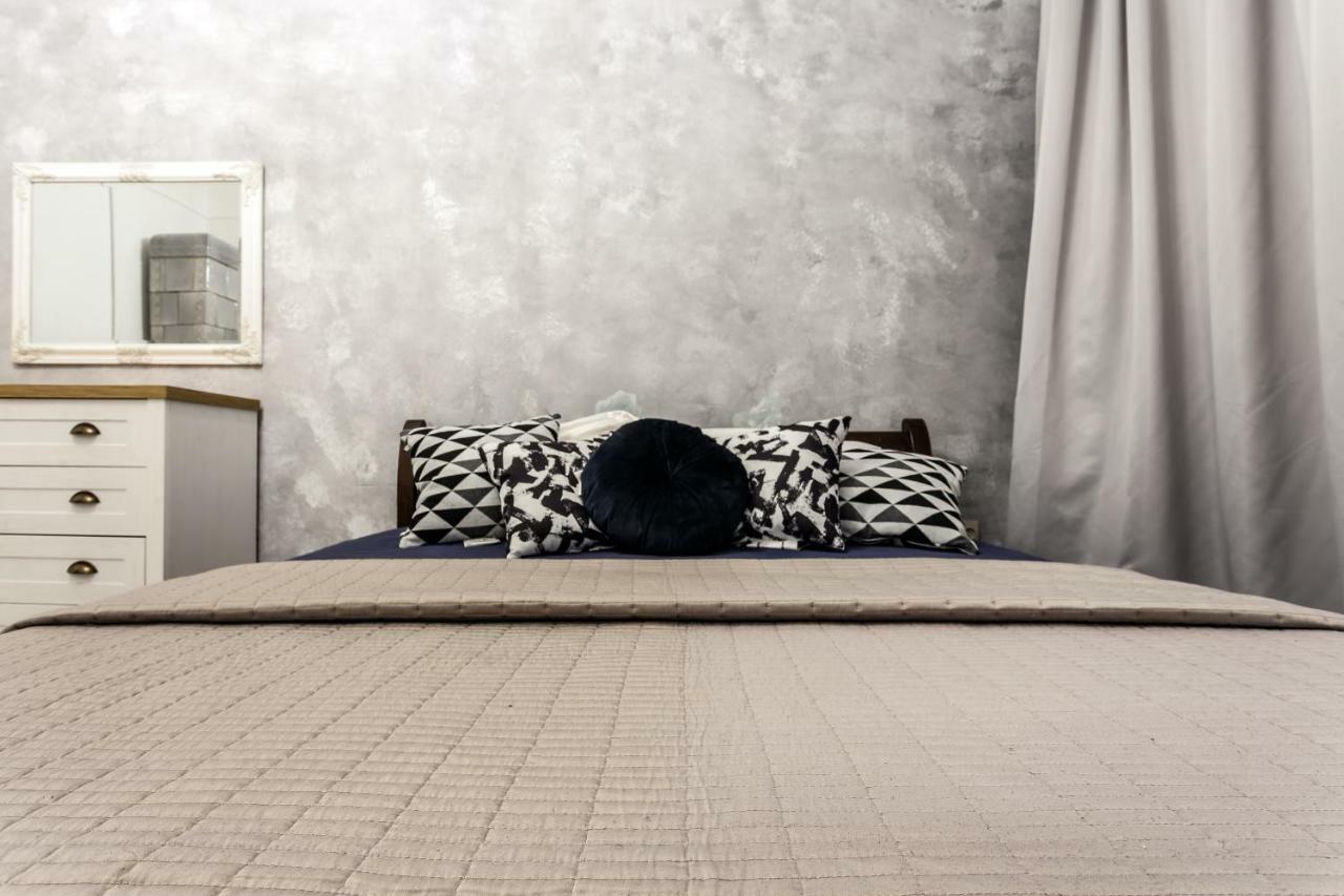 Apartment On Sharanevycha ลวีฟ ภายนอก รูปภาพ
